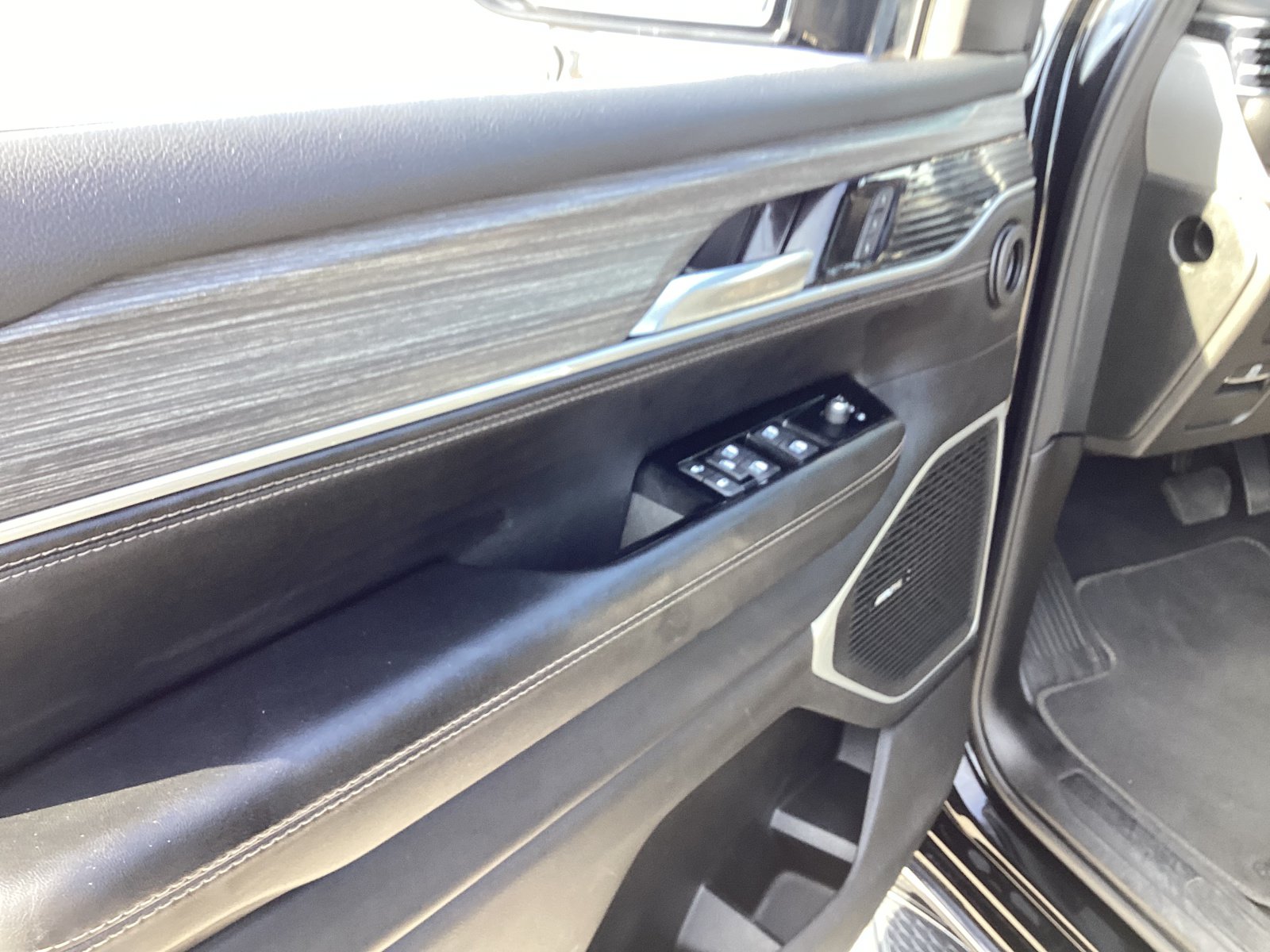 Used 2024 Jeep Wagoneer L Series II w/ Flexible Seating Group AWD/4WD image 12