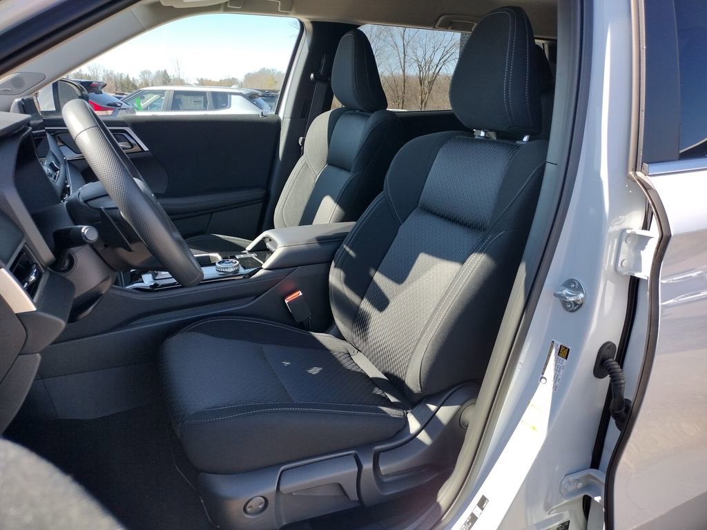 New 2026 Mitsubishi Outlander ES image 7