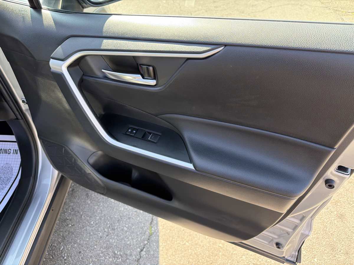 Used 2025 Toyota RAV4 XLE image 17