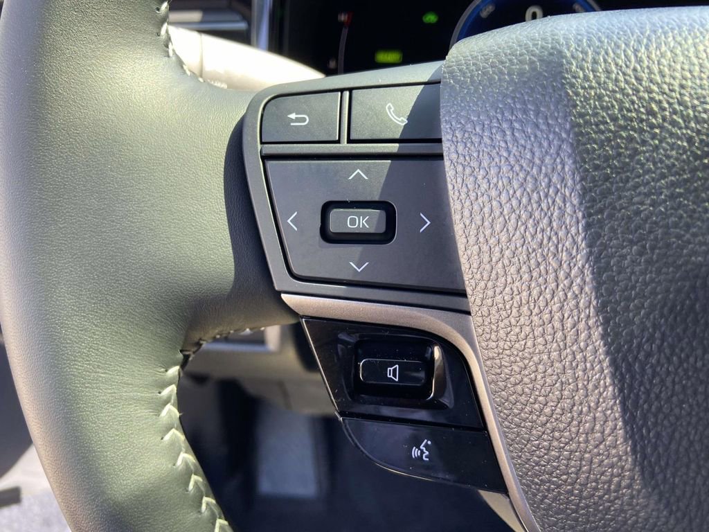 Used 2025 Toyota Camry SE image 31