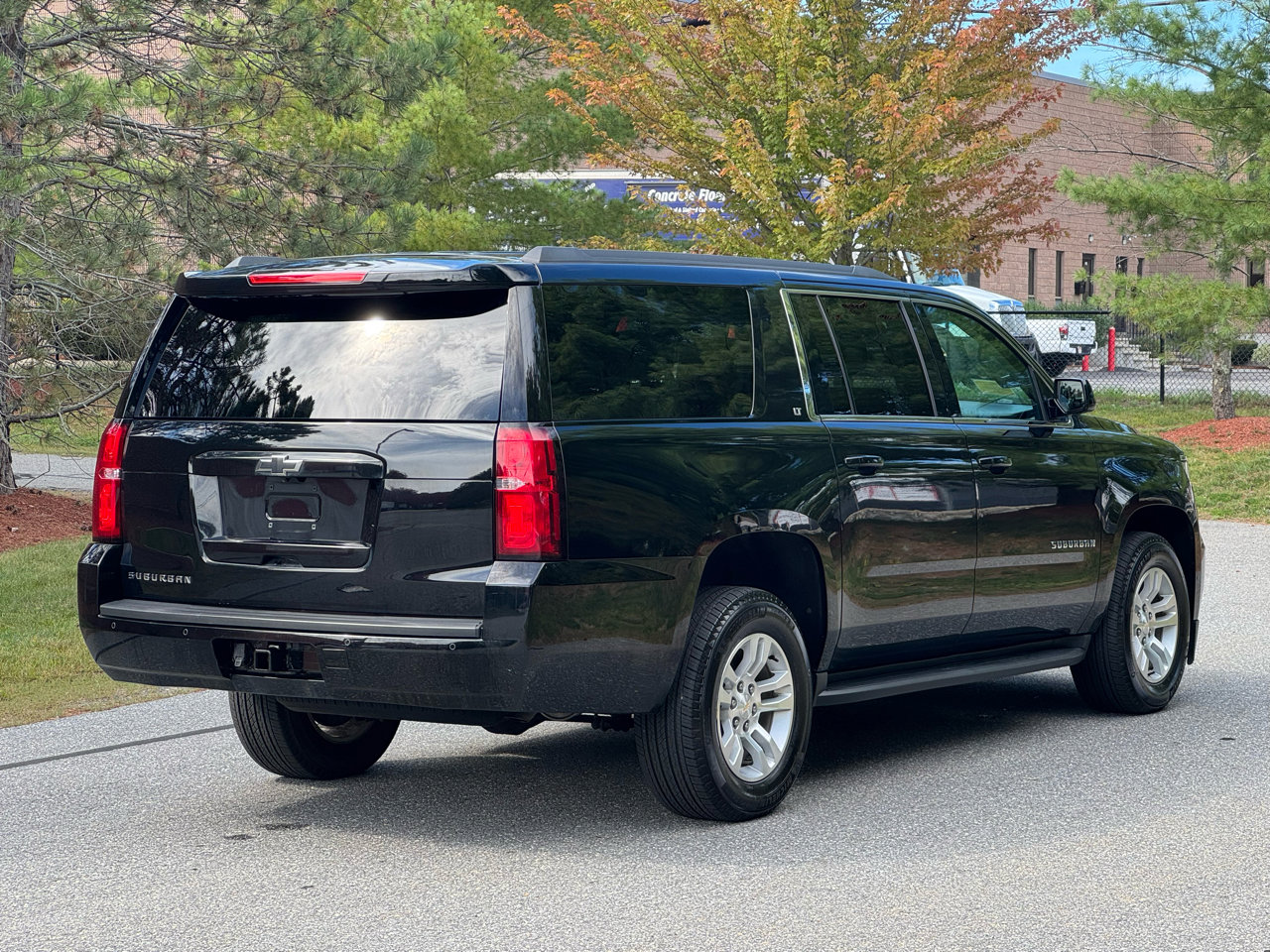 Used 2017 Chevrolet Suburban LT image 6