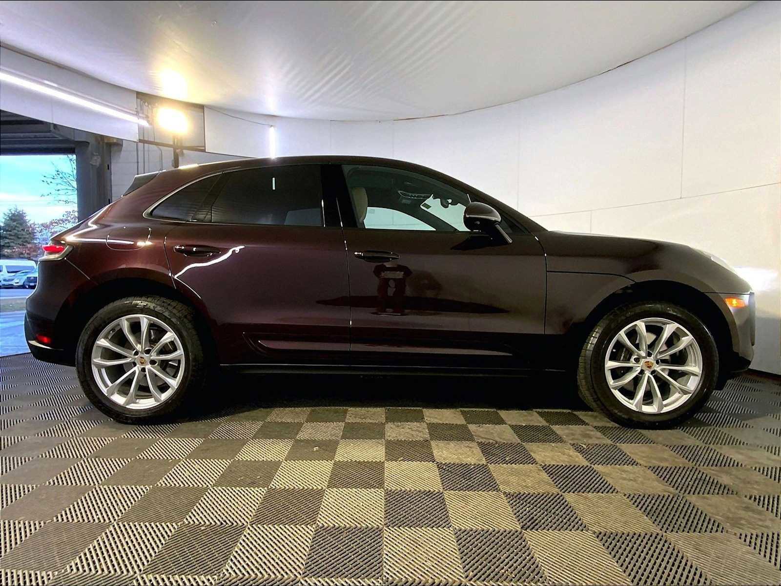 Certified 2025 Porsche Macan image 8