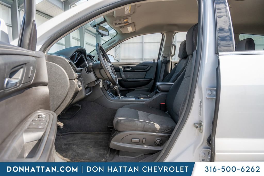 Used 2017 Chevrolet Traverse LT w/ Style and Technology Package image 5