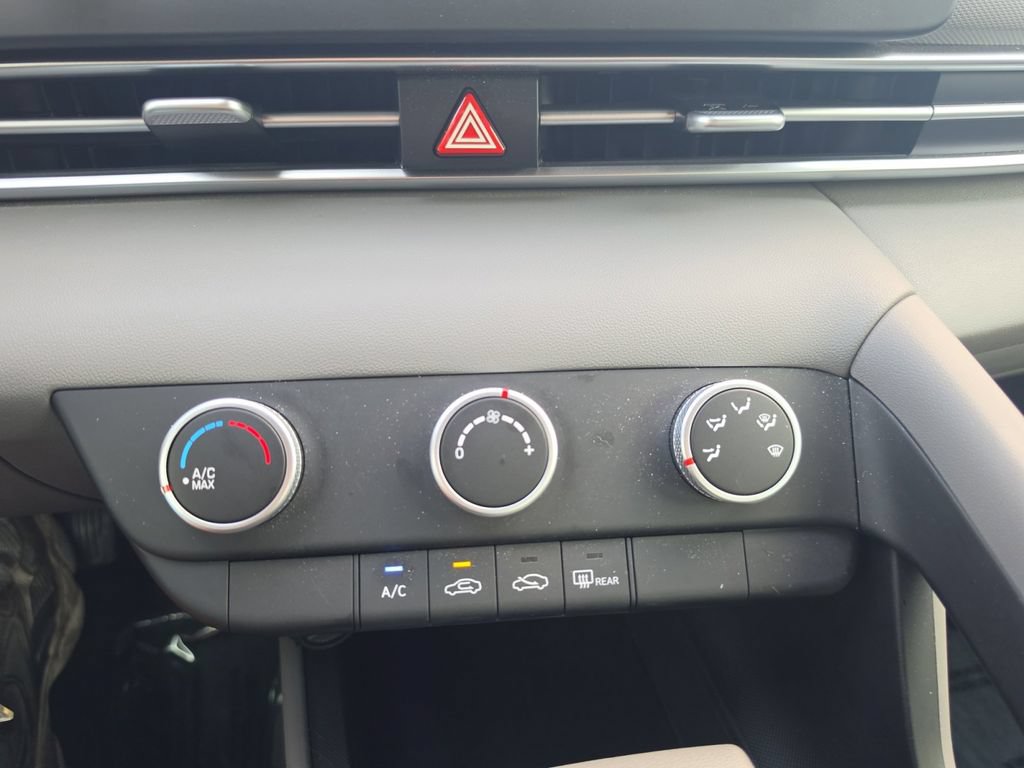Certified 2025 Hyundai Elantra SE FWD image 21