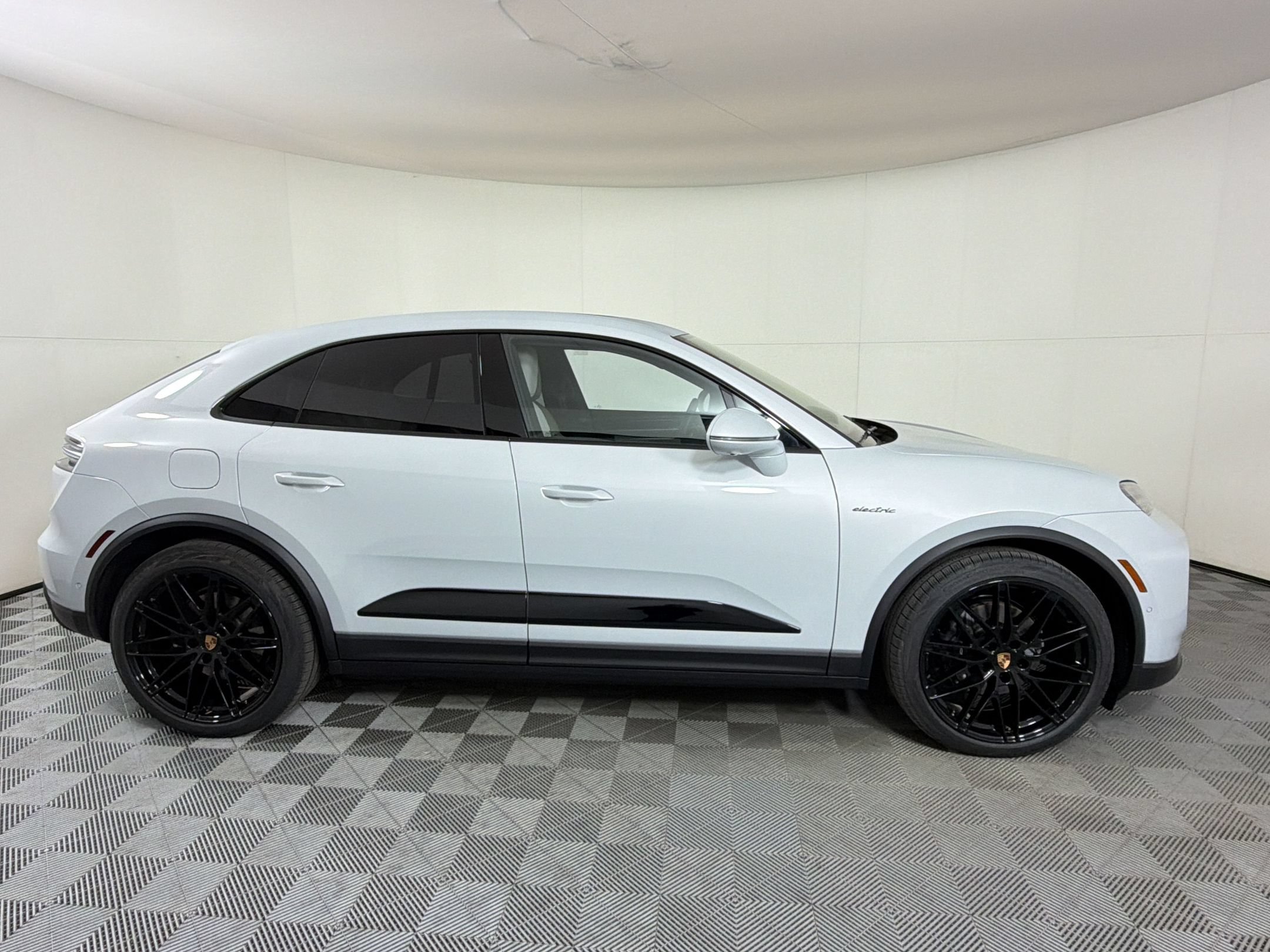 Used 2026 Porsche Macan Electric RWD image 9