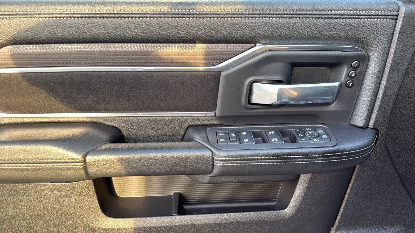 Used 2025 RAM 2500 Laramie w/ Sport Appearance Package AWD/4WD image 9