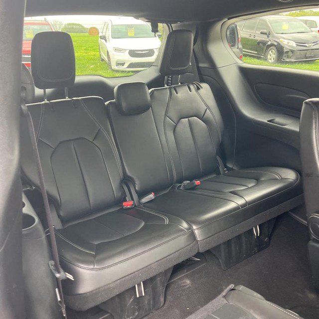 Used 2025 Chrysler Pacifica Select image 17