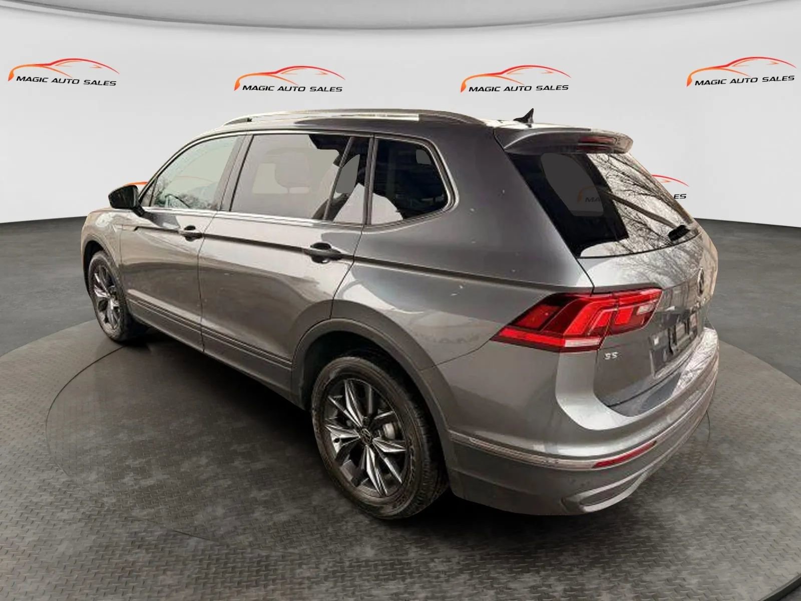 Used 2022 Volkswagen Tiguan SE w/ Panoramic Sunroof Package AWD/4WD image 10