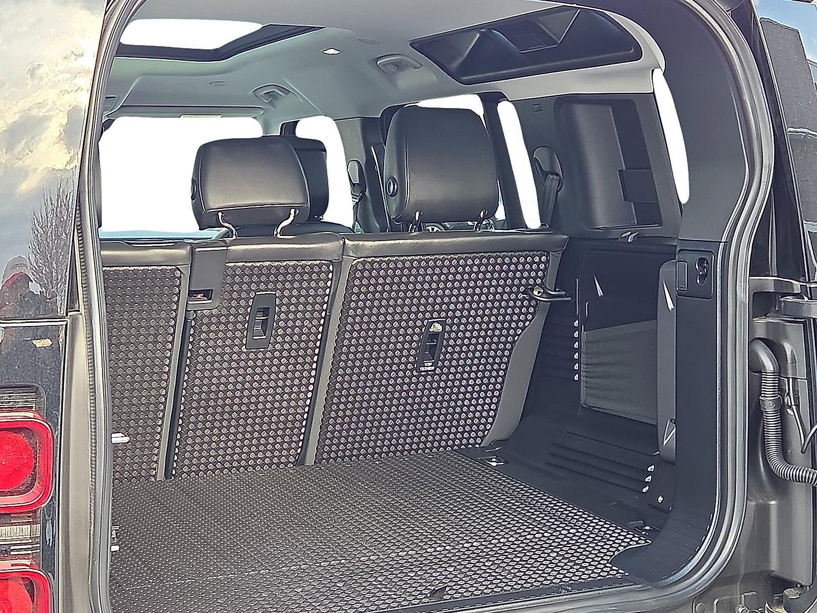 Used 2025 Land Rover Defender 110 S AWD/4WD image 8