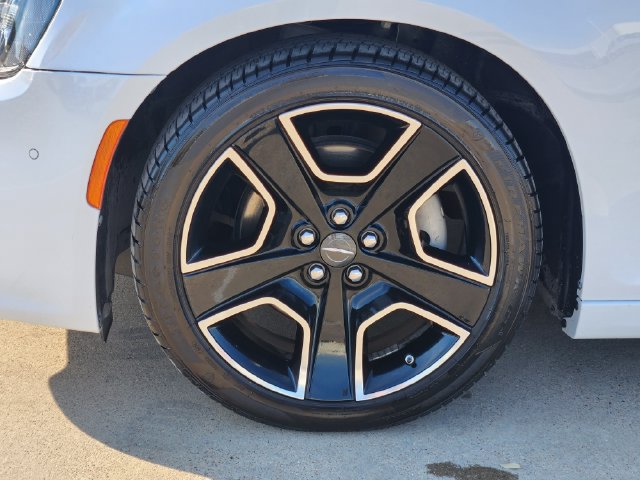 Used 2023 Chrysler 300 S w/ Comfort Group RWD image 17