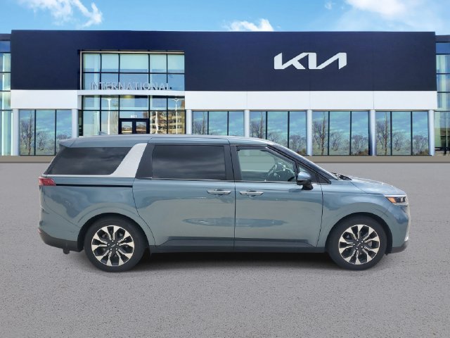 Used 2024 Kia Carnival EX FWD image 3