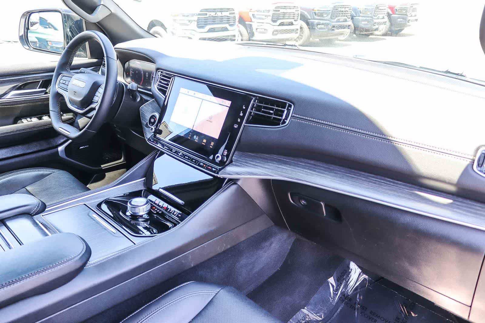 Used 2024 Jeep Wagoneer L Series II RWD image 15