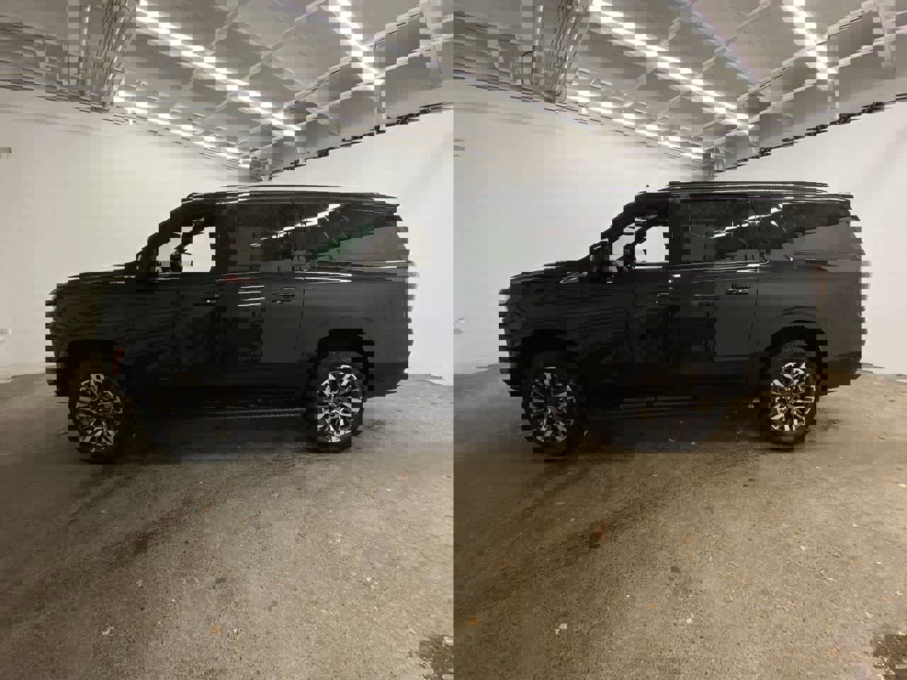 Used 2025 Chevrolet Suburban Z71 image 3