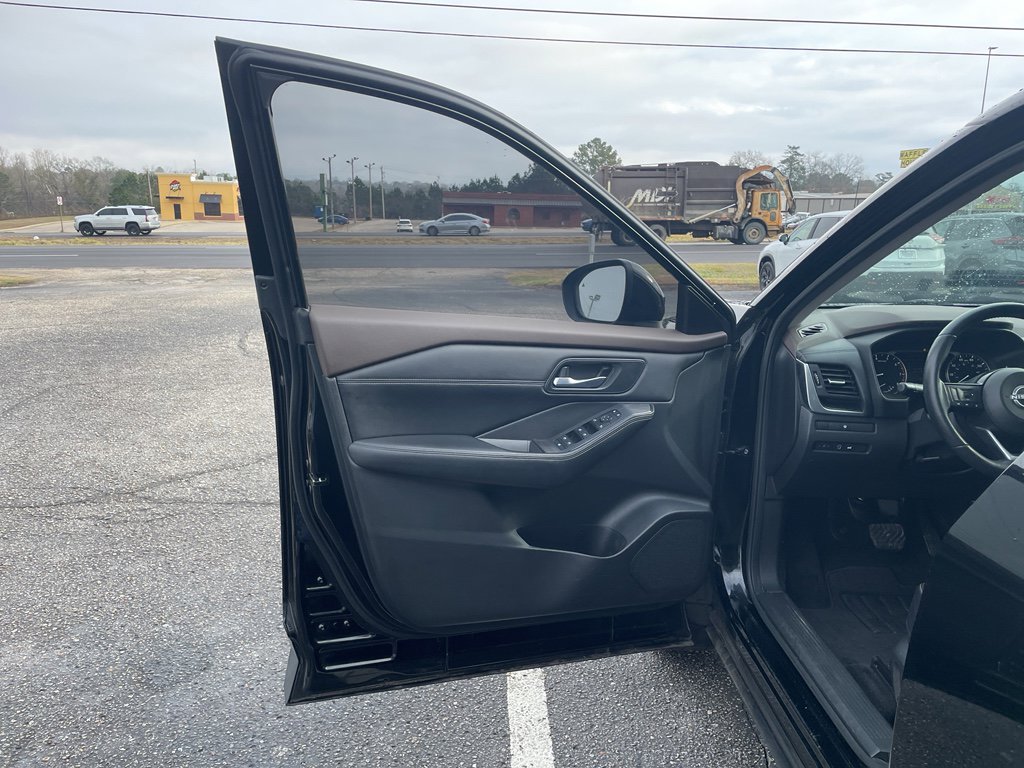 Used 2023 Nissan Rogue SV w/ SV Premium B Package image 8