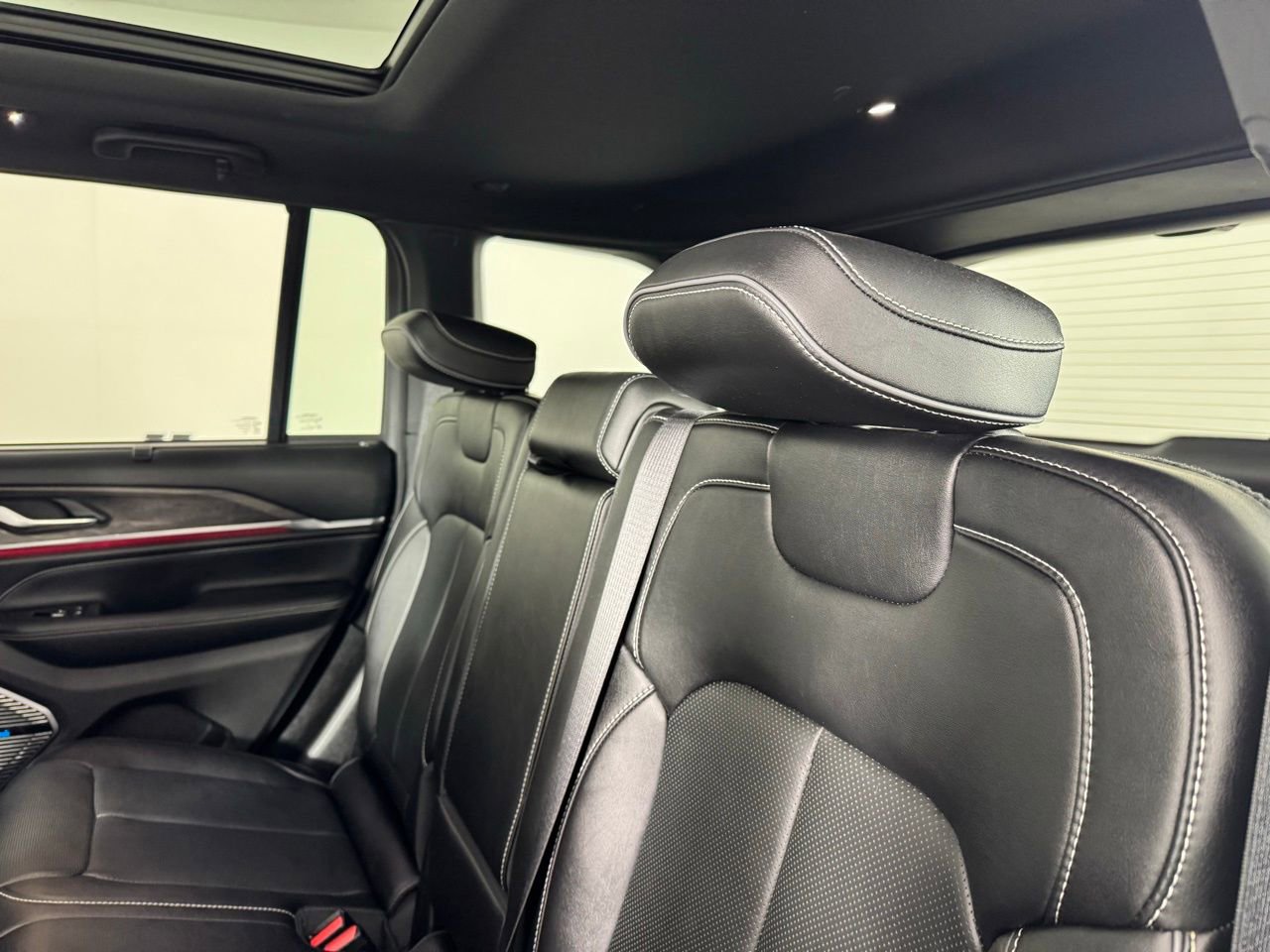 Used 2024 Jeep Grand Cherokee Overland w/ Luxury Tech Group IV image 28