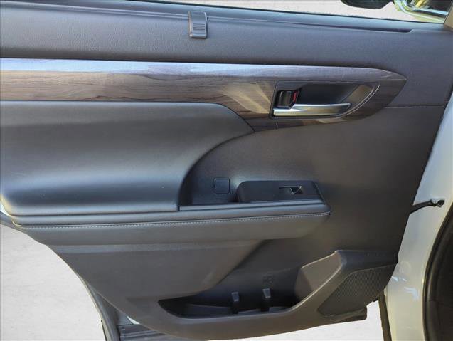 Used 2021 Toyota Highlander Limited FWD image 7