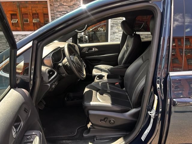 Used 2025 Chrysler Pacifica Select FWD image 10