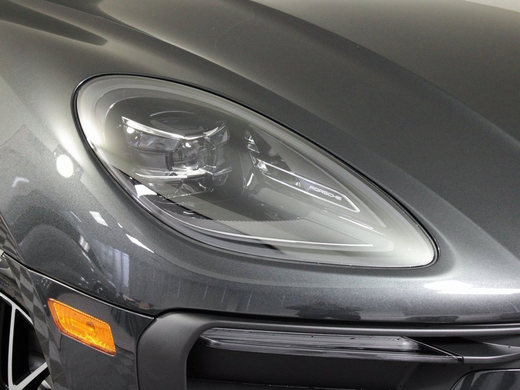 Used 2025 Porsche Macan image 11