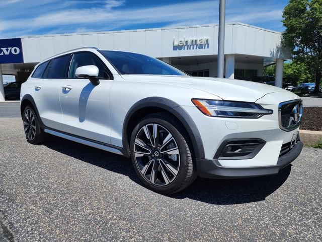 Certified 2025 Volvo V60 B5 Cross Country Ultra AWD/4WD image 1
