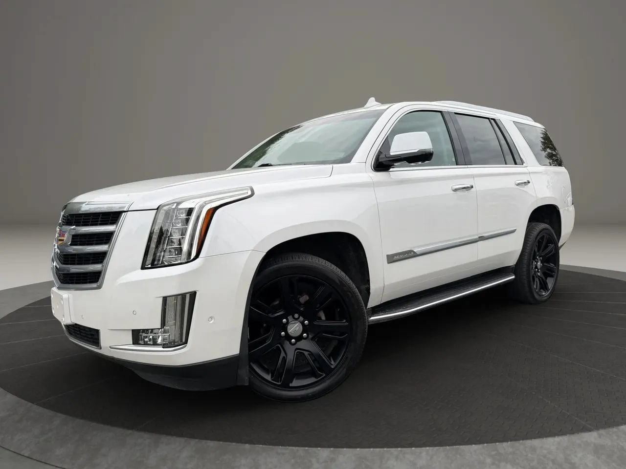 Used 2018 Cadillac Escalade Luxury AWD/4WD image 1