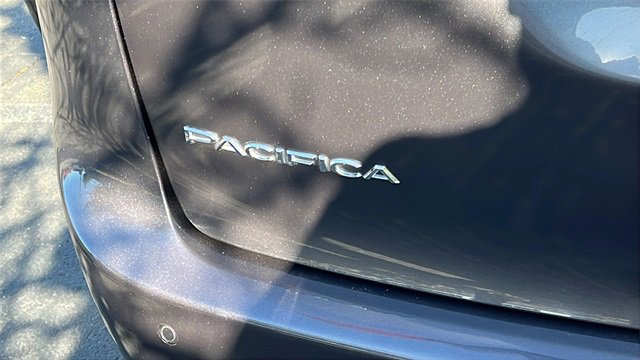 Used 2023 Chrysler Pacifica Touring-L image 11