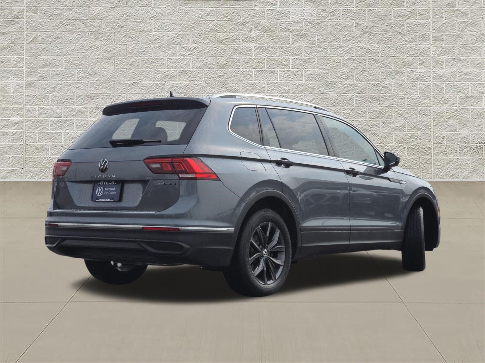 Certified 2023 Volkswagen Tiguan SE w/ Panoramic Sunroof Package AWD/4WD image 7
