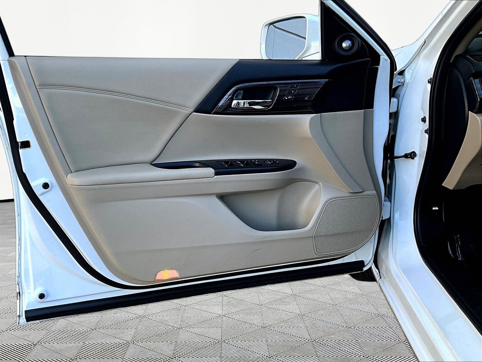 Used 2016 Honda Accord EX-L image 19