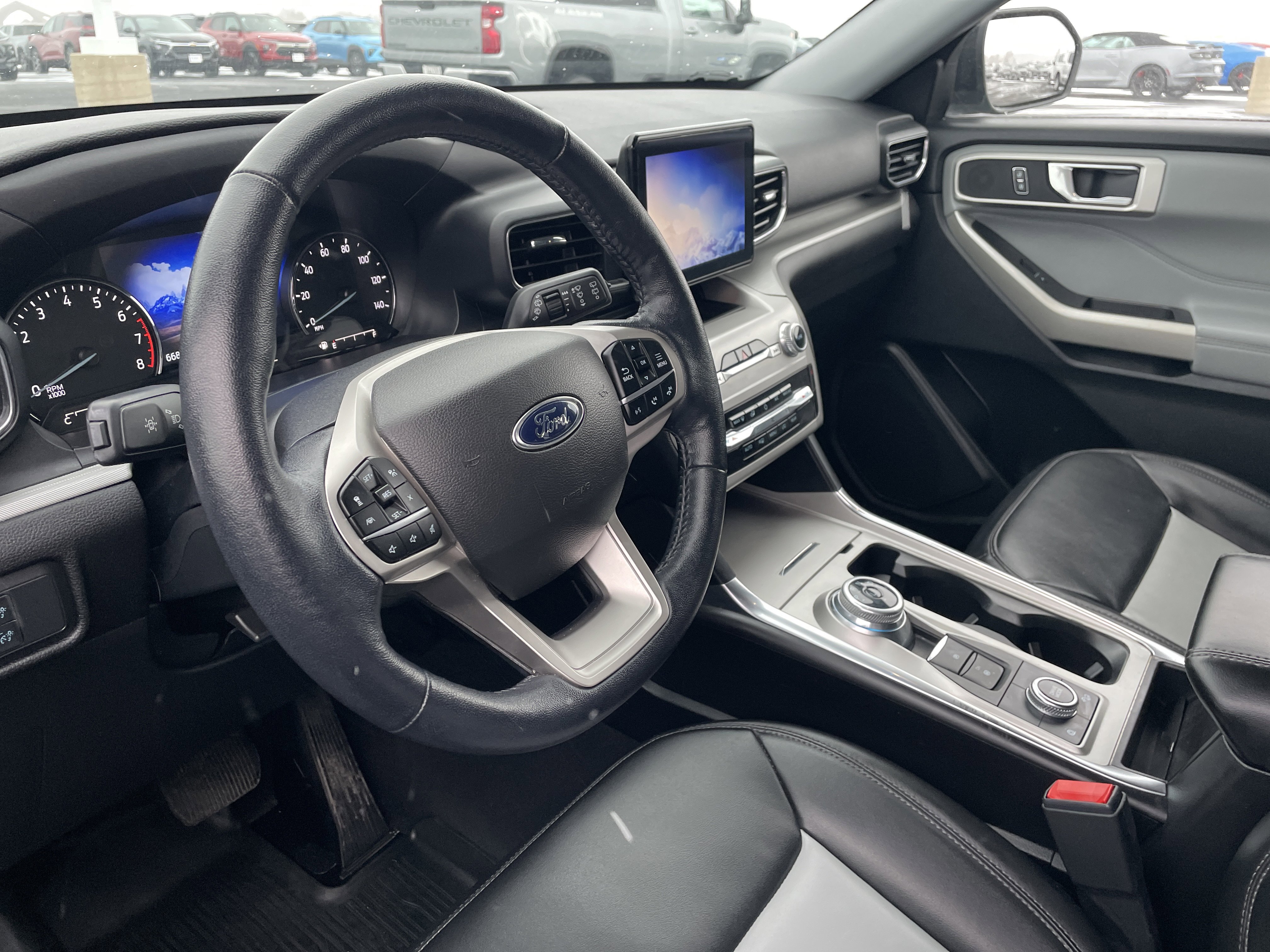 Used 2022 Ford Explorer XLT w/ Equipment Group 202A image 9