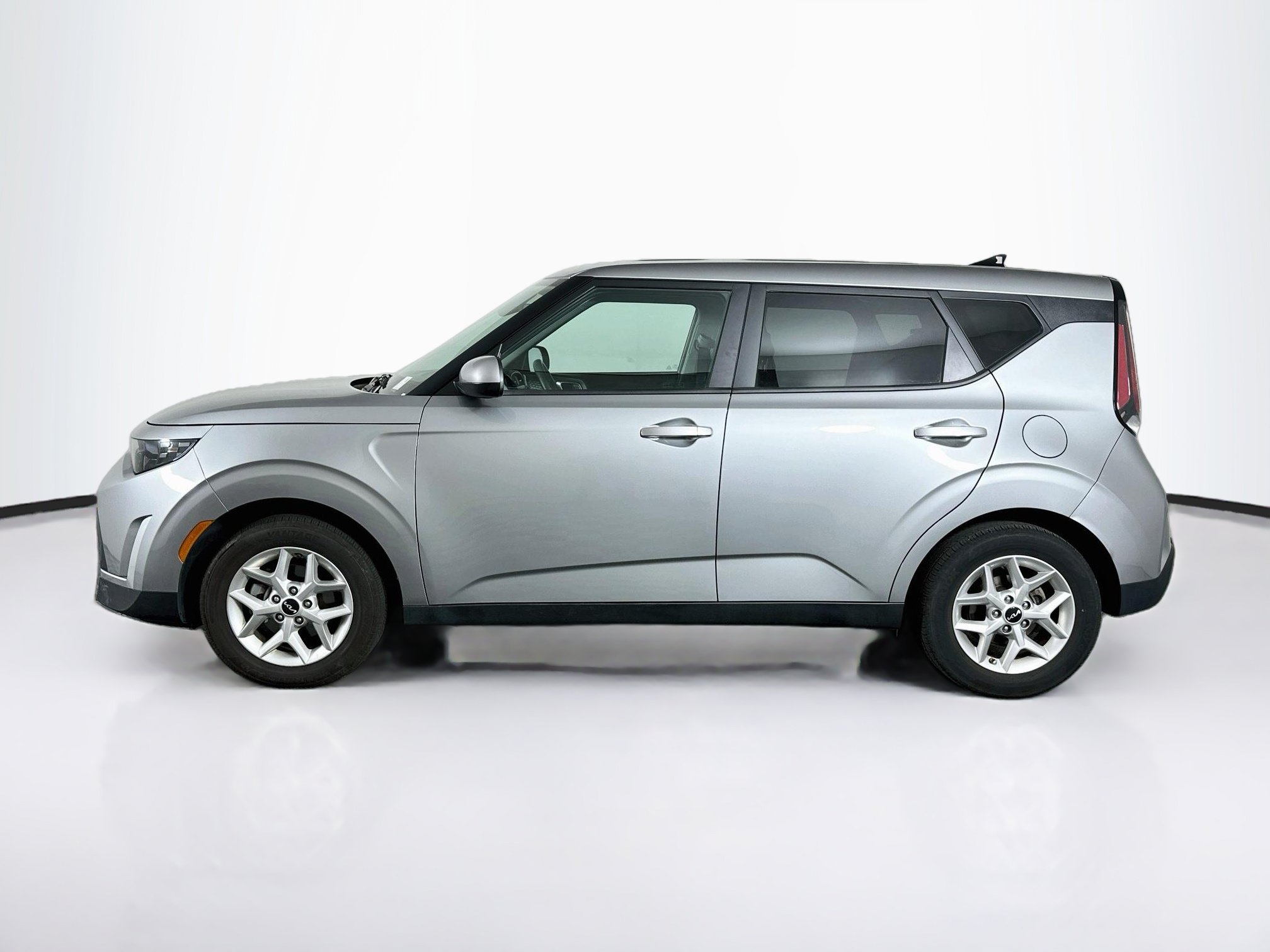 Used 2025 Kia Soul LX w/ LX Technology Package FWD image 4