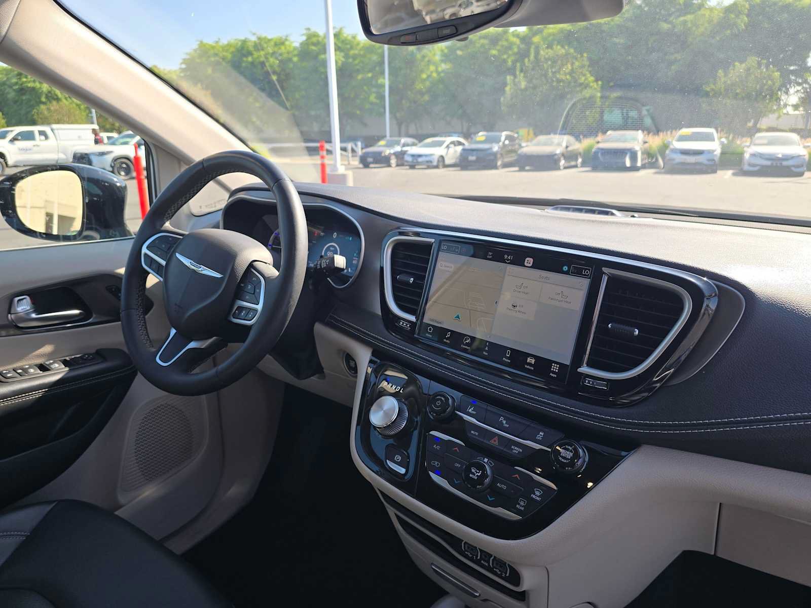 Used 2024 Chrysler Pacifica Limited FWD image 11