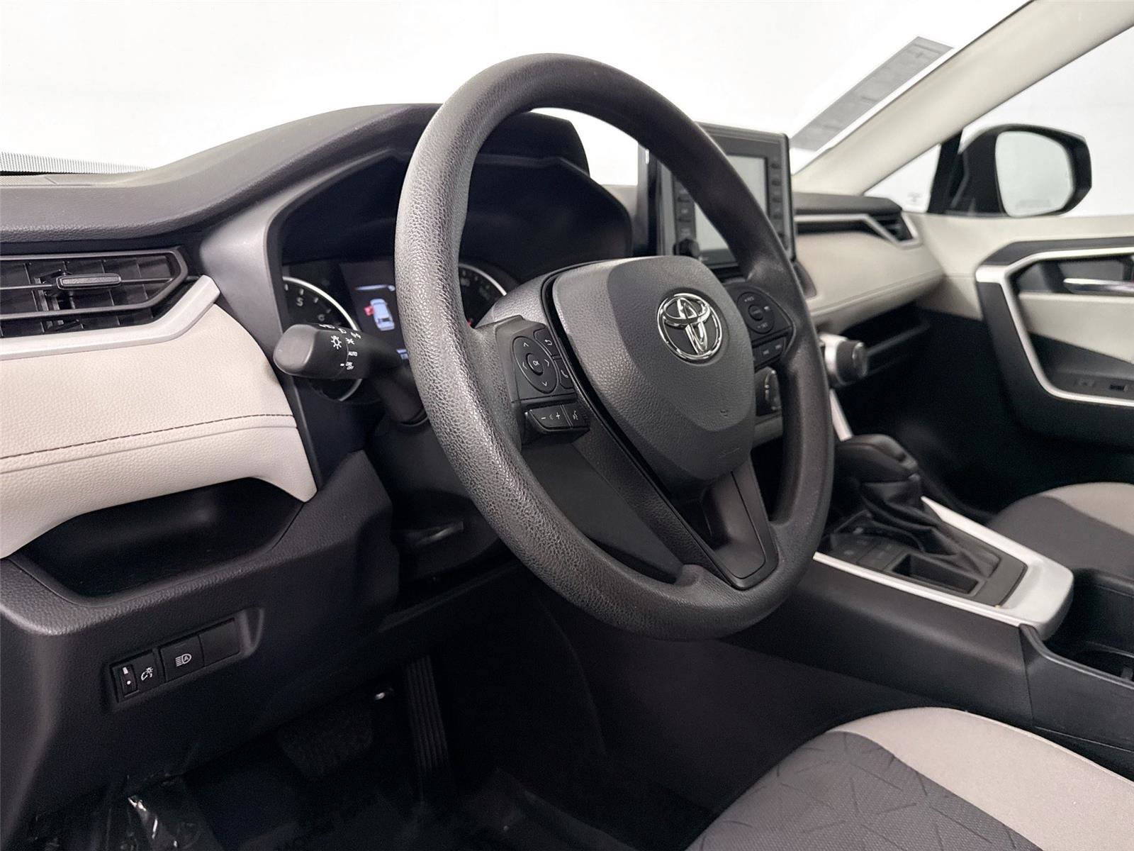 Used 2022 Toyota RAV4 XLE FWD image 4