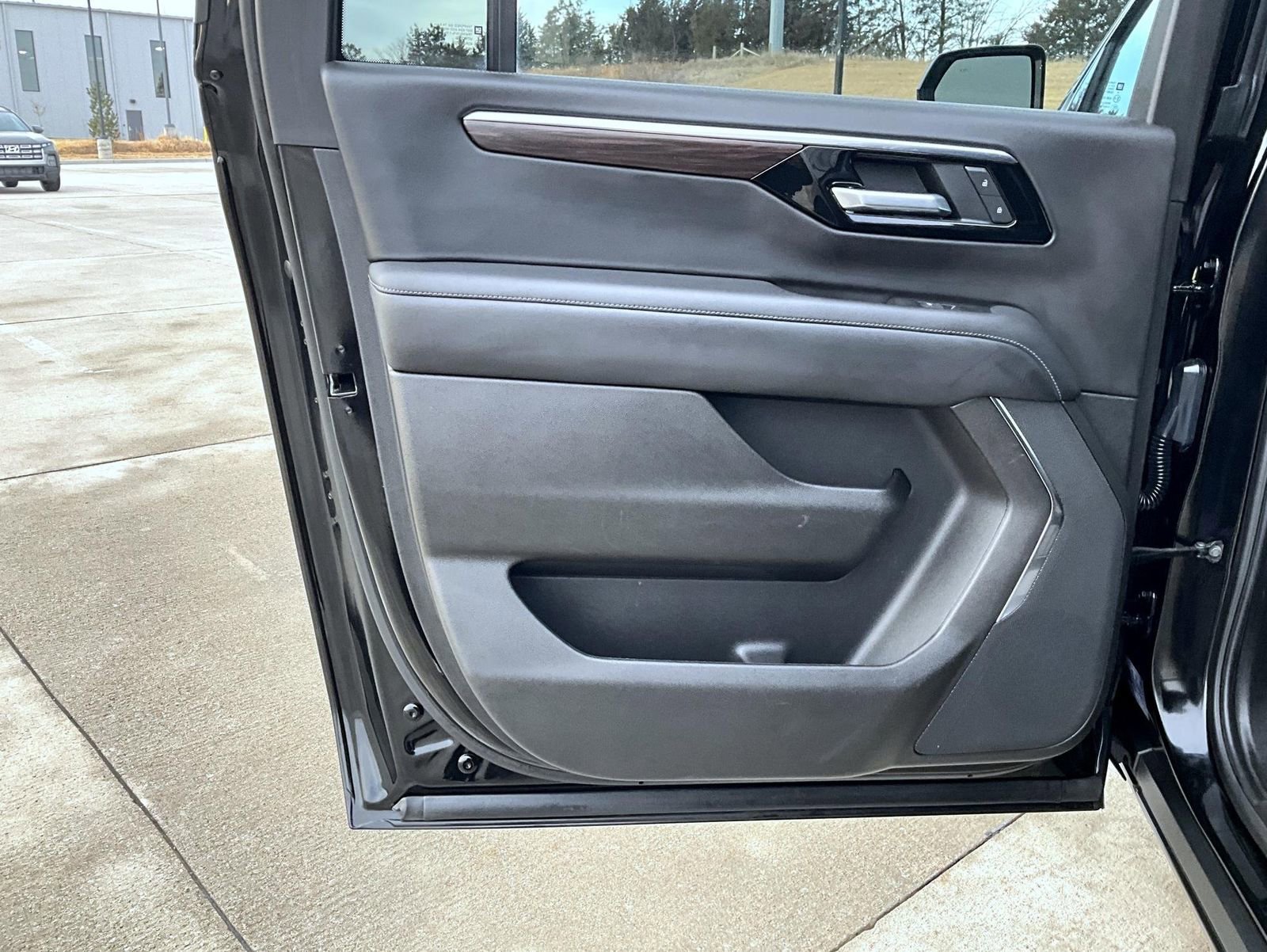 Used 2025 Chevrolet Suburban Z71 image 22