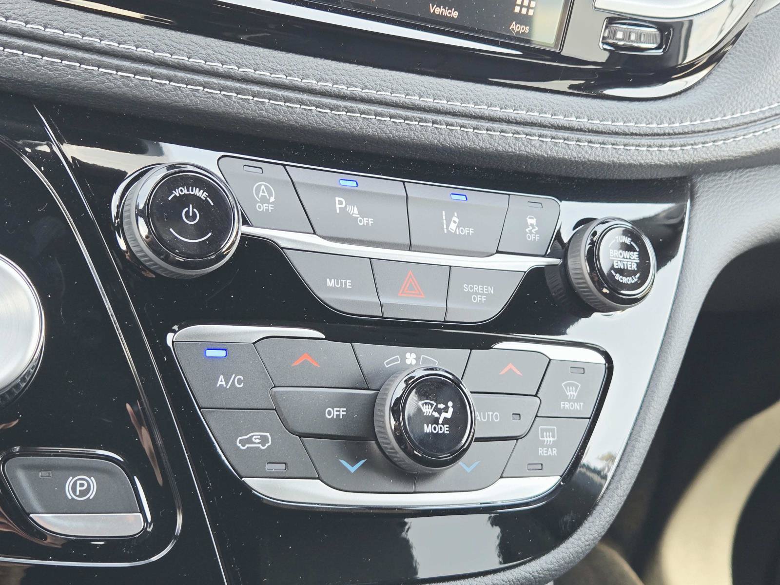 New 2027 Chrysler Pacifica Limited FWD image 30