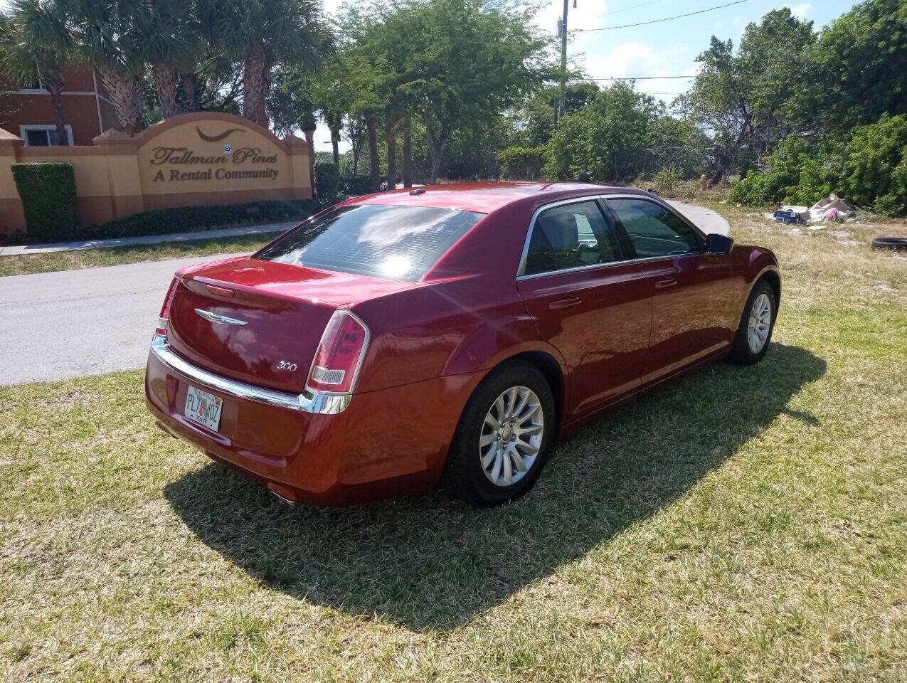 Used 2013 Chrysler 300 RWD image 3