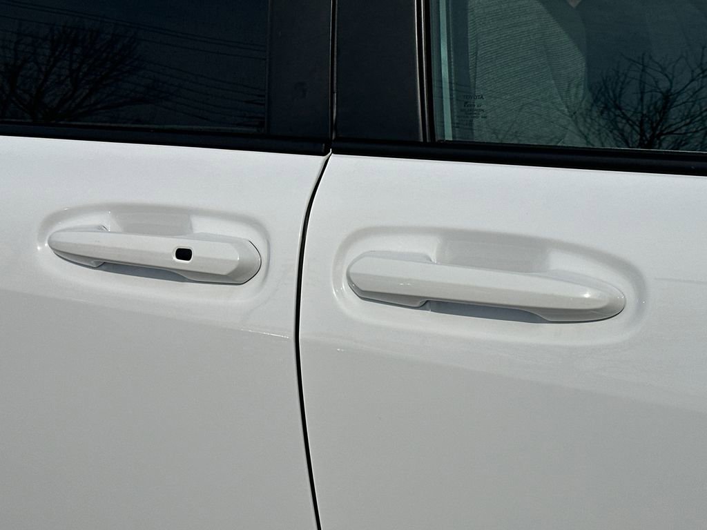 Used 2025 Toyota Sienna LE image 7