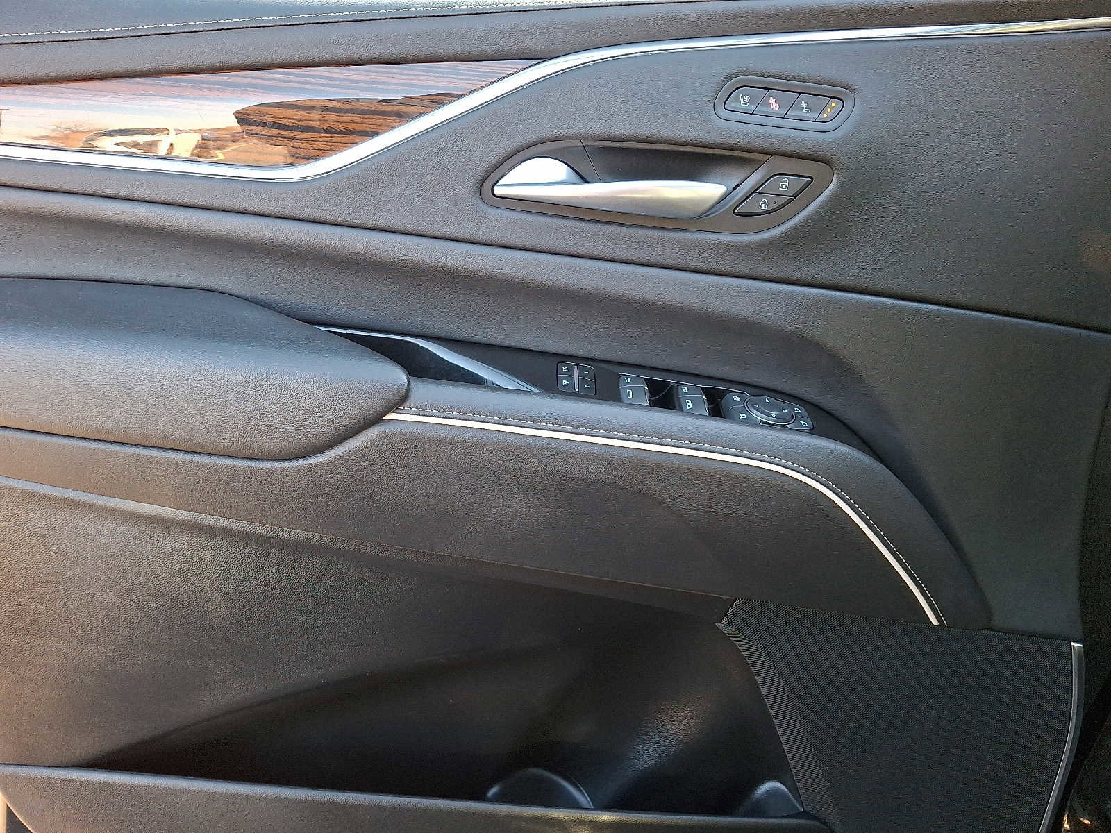 Used 2023 Cadillac Escalade Premium Luxury image 14