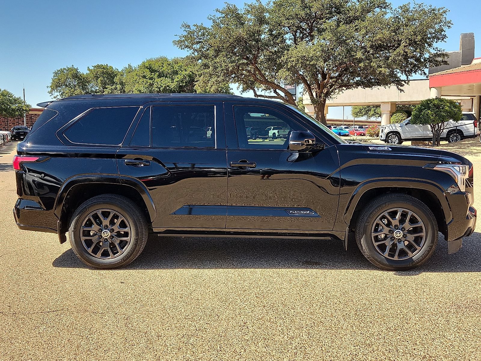 Used 2024 Toyota Sequoia Platinum AWD/4WD image 5