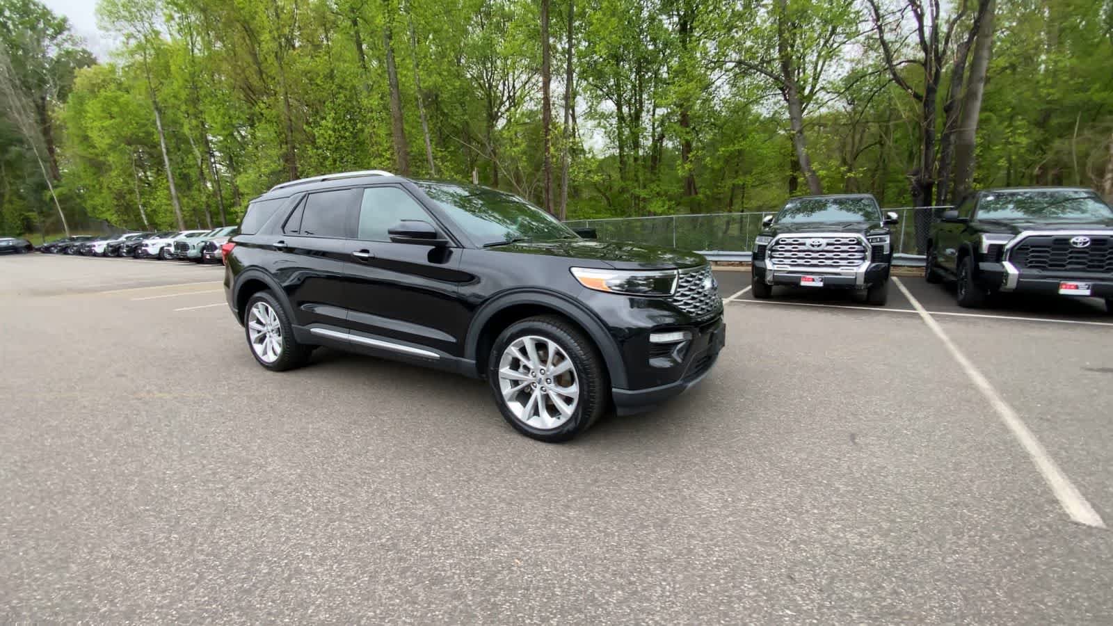 Used 2023 Ford Explorer Platinum w/ Technology Package AWD/4WD image 3