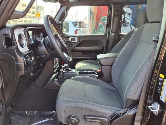 Used 2025 Jeep Wrangler Sahara image 12