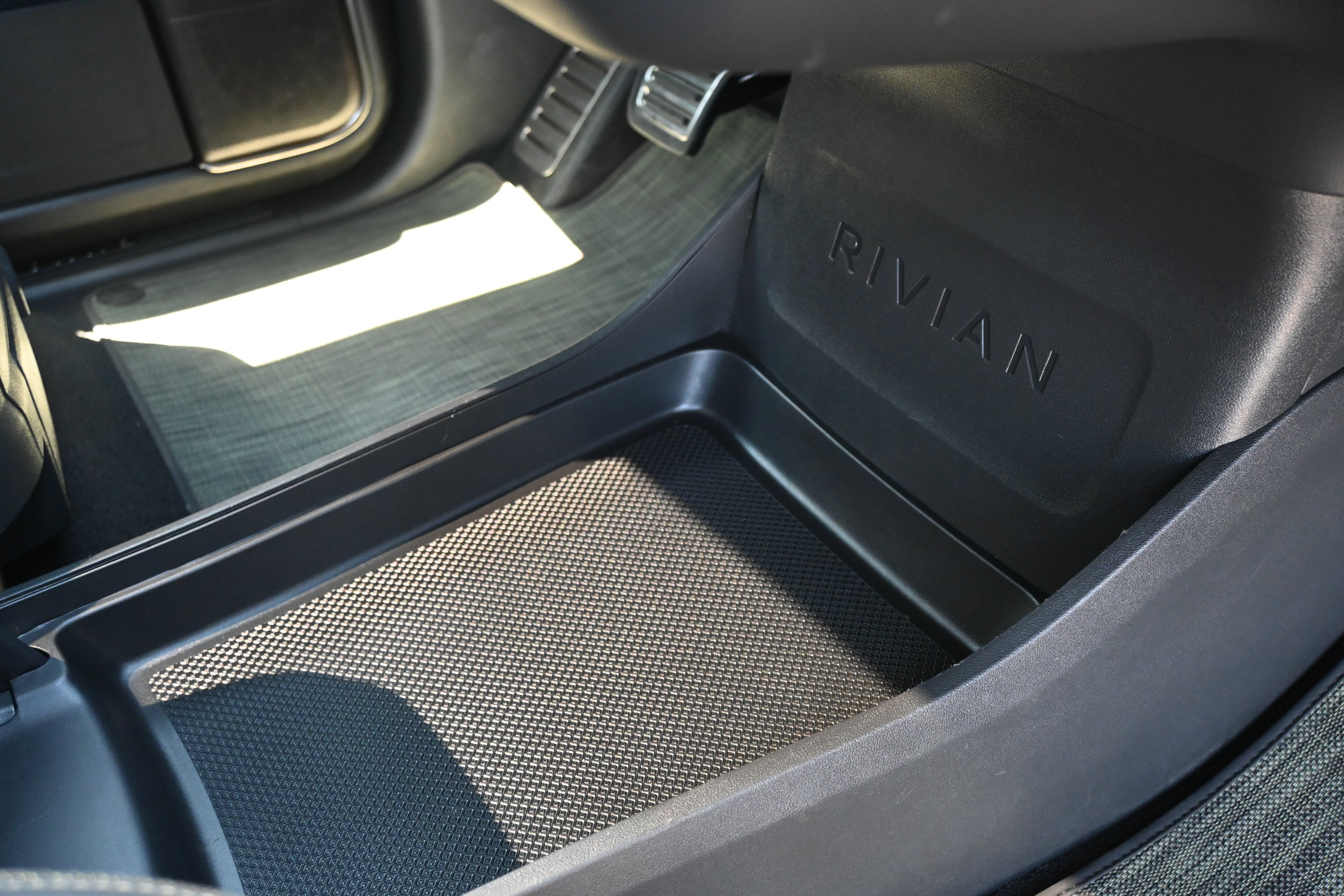 Used 2023 Rivian R1S Adventure AWD/4WD image 32