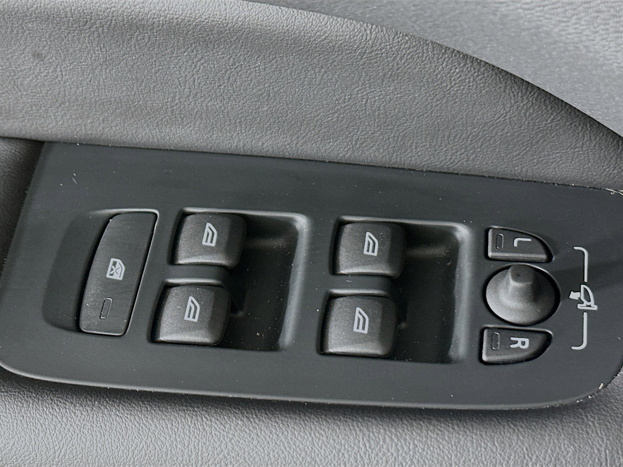 Used 2025 Volvo XC60 B5 Core image 14