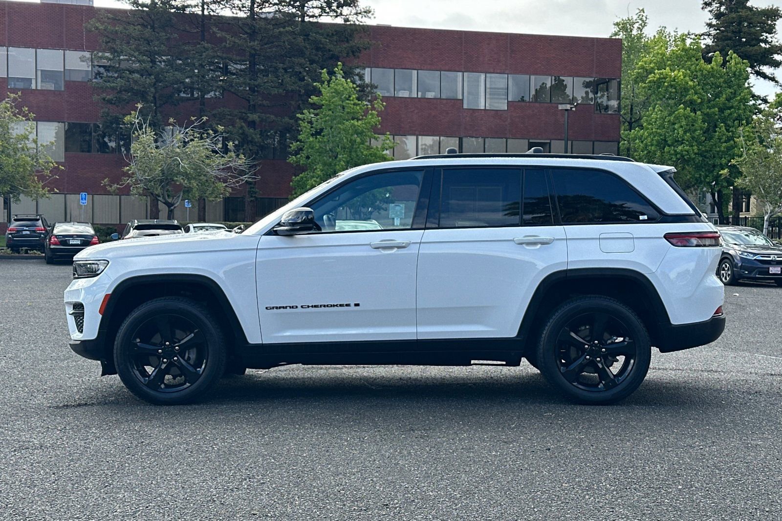 Used 2023 Jeep Grand Cherokee Altitude AWD/4WD image 6
