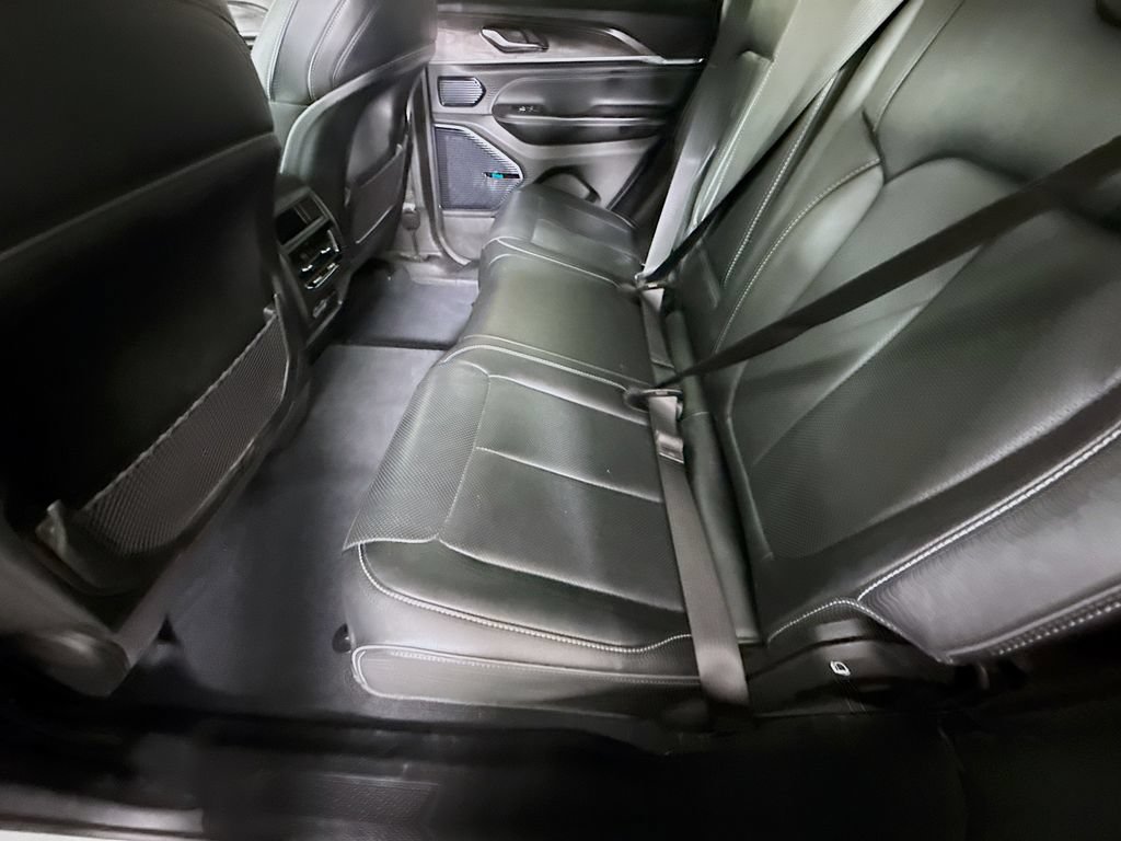 Used 2022 Jeep Grand Cherokee Overland AWD/4WD image 30