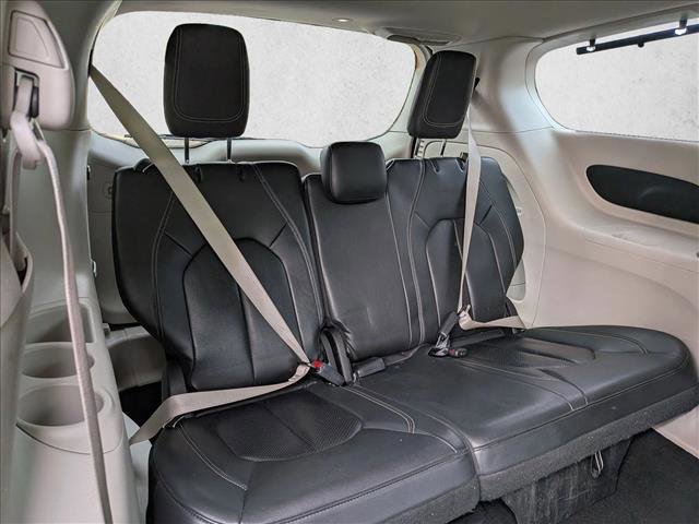 Used 2022 Chrysler Pacifica Touring-L image 19