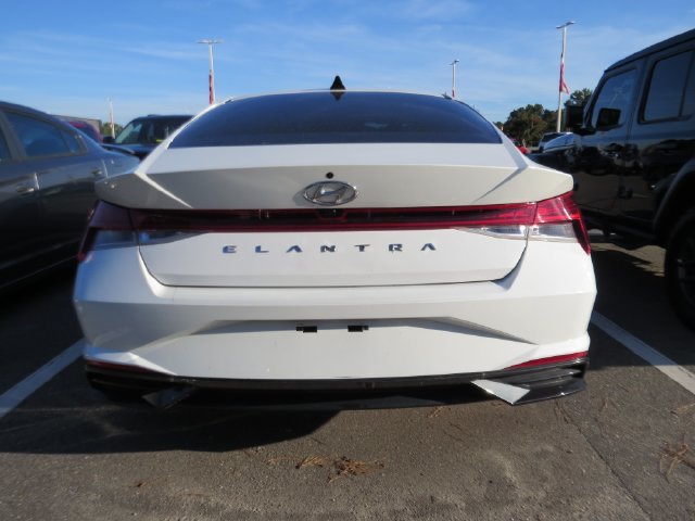 Used 2022 Hyundai Elantra SEL w/ Convenience + Premium Package FWD image 3