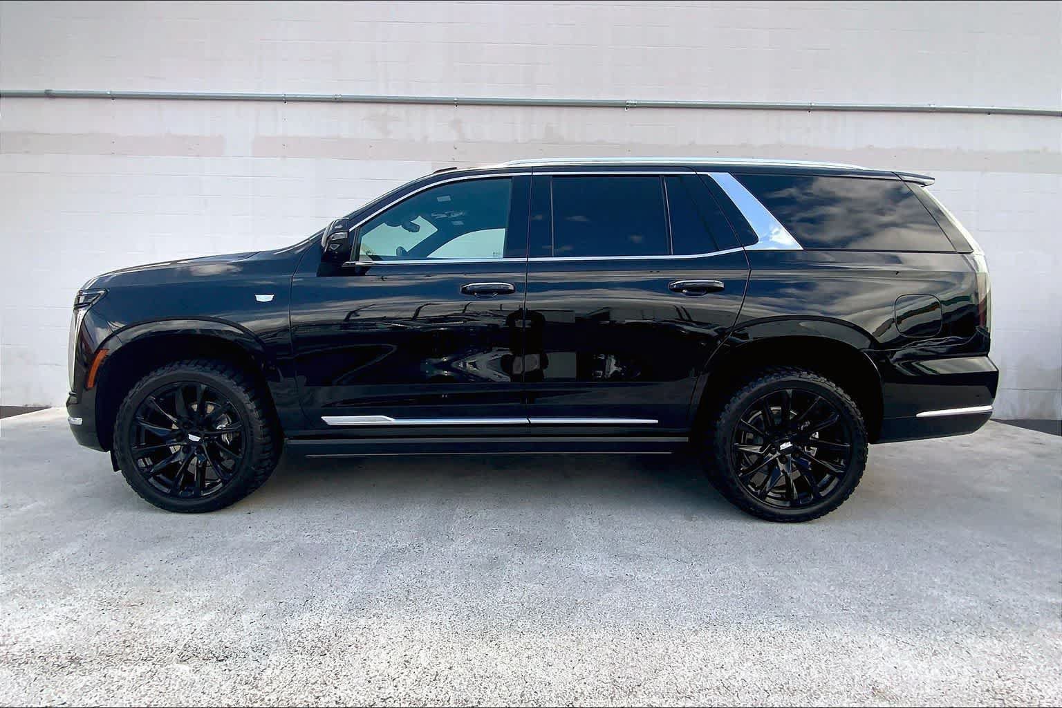 Used 2025 Cadillac Escalade Premium Luxury AWD/4WD image 3
