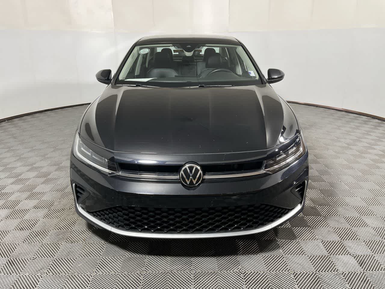 Used 2025 Volkswagen Jetta SE FWD image 3