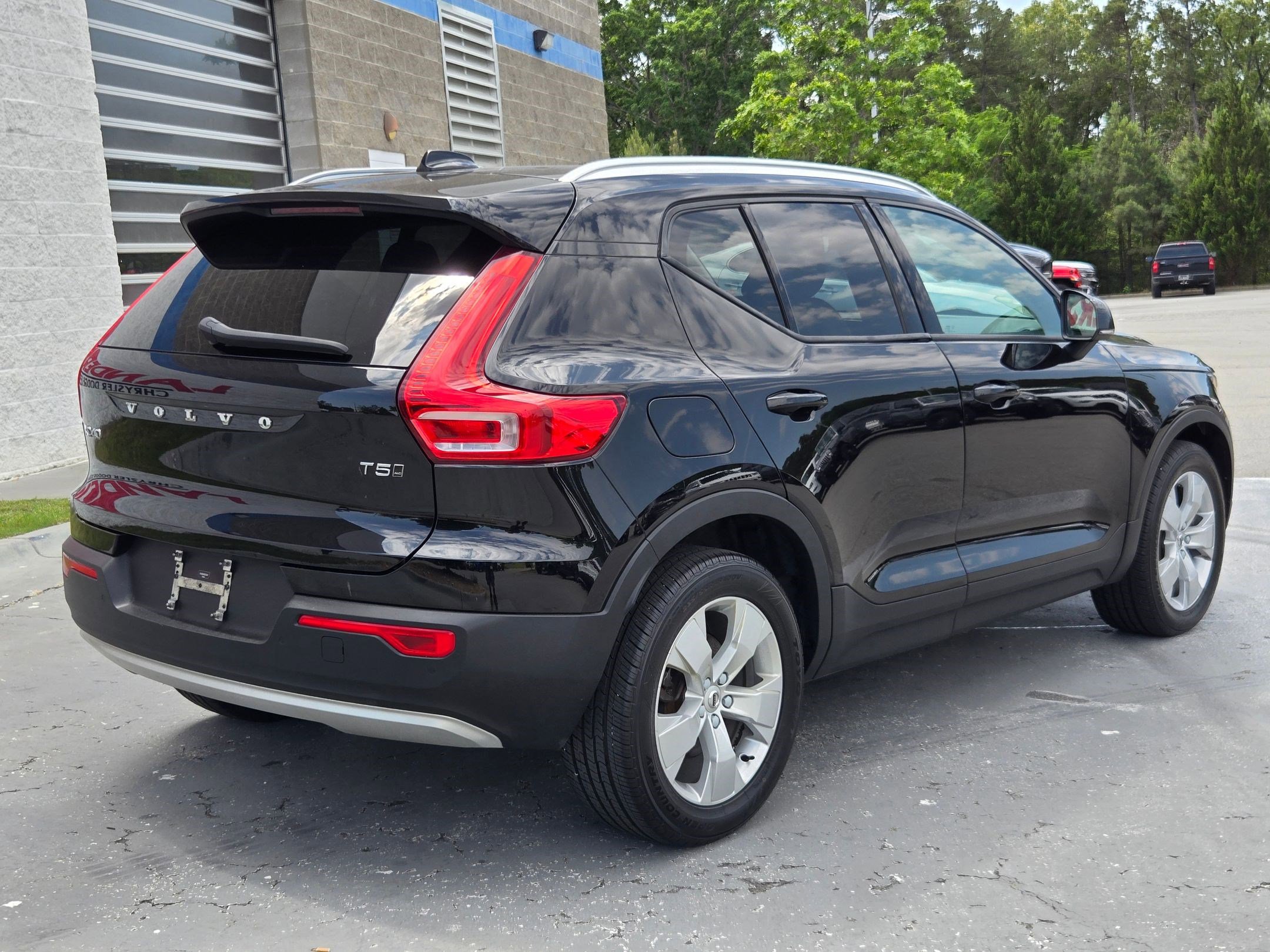 Used 2022 Volvo XC40 T5 Momentum AWD/4WD image 7