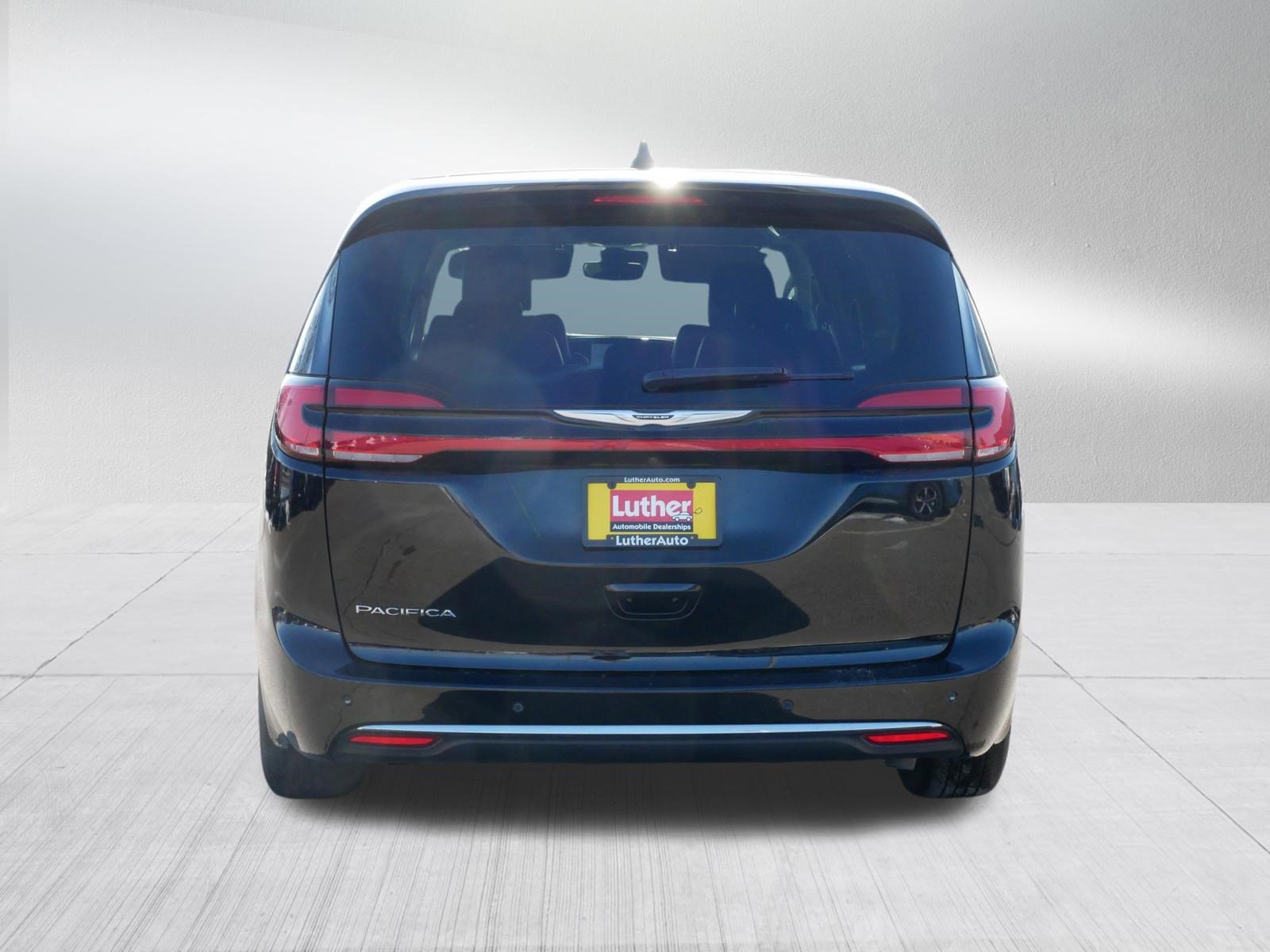 Used 2024 Chrysler Pacifica Touring-L image 6