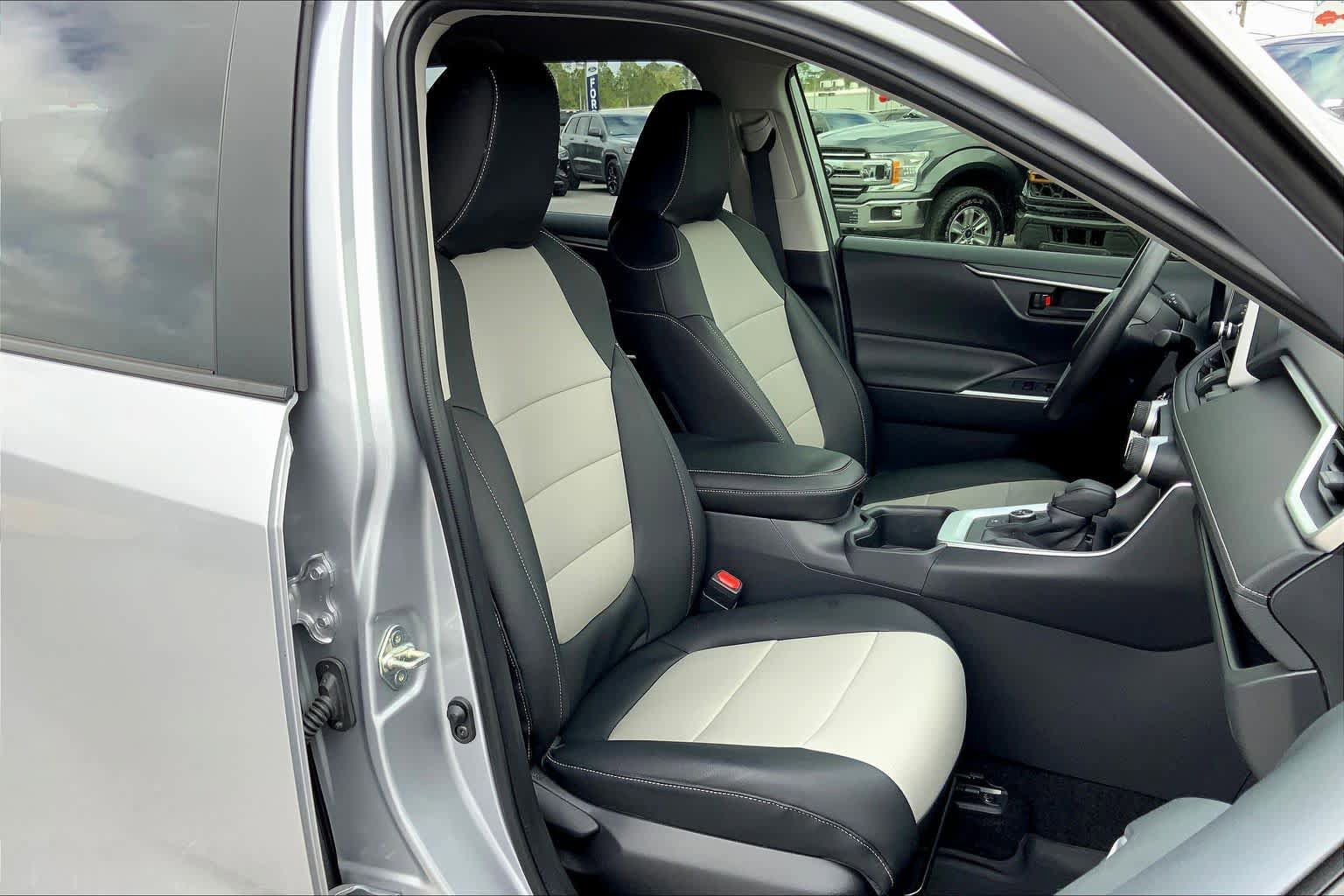 Used 2025 Toyota RAV4 LE AWD/4WD image 9